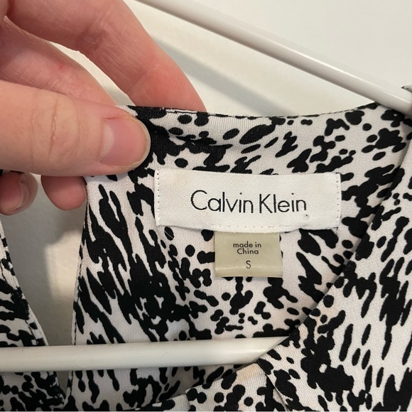 CALVIN KLEIN Sleeveless Pleat Neck Blouse White Blue Black Geometric Work Tank S - Picture 5 of 13